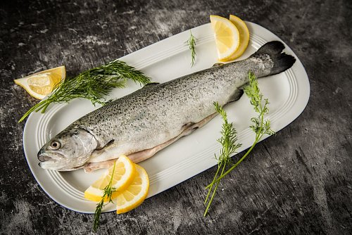 Wer nachhaltig genießen möchte, findet auf der aktualisierten „Guter Fisch“-Liste Empfehlungen für umweltschonend gefangene Fisch- und Muschelarten. - © Christin Klose/dpa-tmn