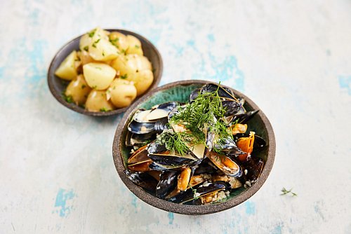 Miesmuscheln in Meerrettich-Sahnesoße: Schalotten, Weißwein und Dill verleihen dem Gericht eine feine nordische Note. - © David Loftus/MSC/dpa-tmn