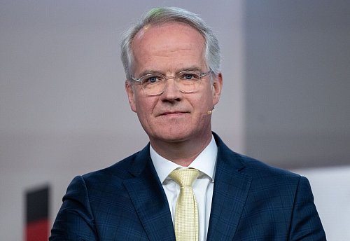 Der EY-Chef Ahlers fordert Reformen, um den Standort Deutschland wieder zu stärken. (Archivbild) - © Sven Hoppe/dpa