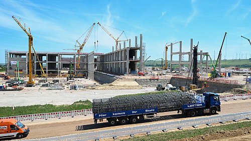 Investitionsprojekte von US-Firmen in Deutschland - so wie aktuell für den neuen Standort des US-Pharmakonzerns Eli Lilly in Alzey - gab es 2024 deutlich weniger. (Archivbild) - © Arne Dedert/dpa