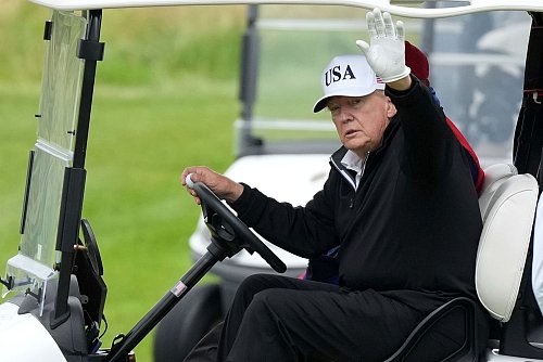 Die Chancen auf einen Deal beziffert Trump auf 50:50- - © Alastair Grant/AP/dpa