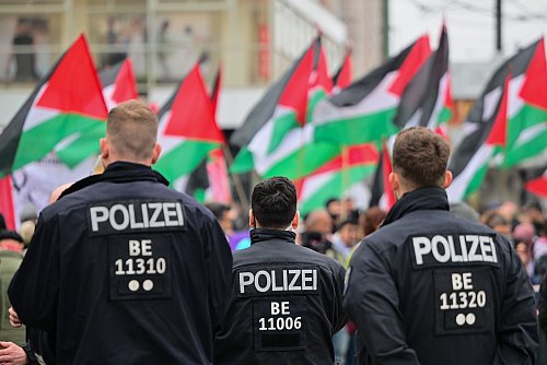 Propalästinensische Demonstranten kritisieren vielfach, dass in Deutschland ihre Meinungsfreiheit eingeschränkt sei, weil immer wieder Demonstrationen aufgelöst würden- (Archivbild) - © Sebastian Gollnow/dpa