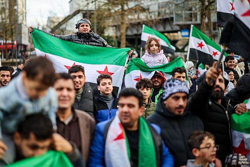 Hunderte Menschen feierten in Wuppertal am Sonntag. - © Christoph Reichwein/dpa