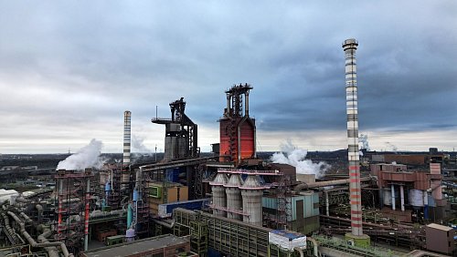 Hochöfen stehen auf dem Werksgelände von Thyssenkrupp Steel in Duisburg - das Unternehmen ringt um eine wirtschaftlich tragfähige Zukunft. - © Federico Gambarini/dpa