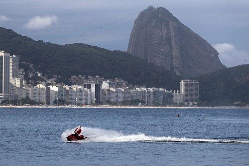Für die Kinder gab es Geschenke vom Jetski aus. - © Bruna Prado/AP Photo/dpa