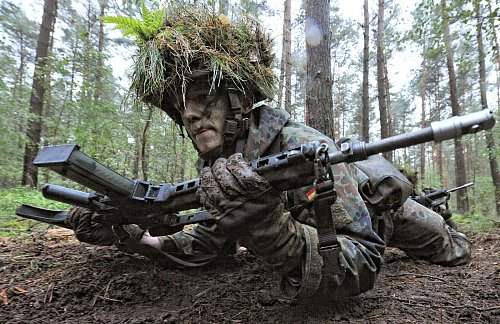 Wie sollte die Zukunft der Bundeswehr aussehen? Über diese Frage wird gestritten. (Archivbild) - © Peter Steffen/dpa