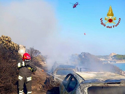 Mehrere Autos brannten am Küstenabschnitt Punta Molentis. - © -/Vigili del Fuoco/dpa