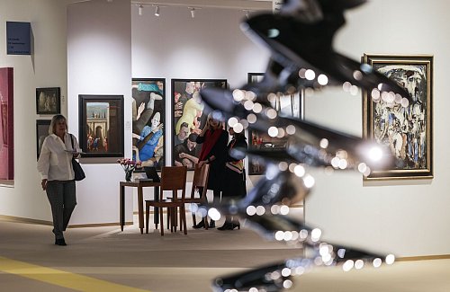 167 Galerien aus 25 Ländern stellen bis zum Sonntag in Köln aus. - © Oliver Berg/dpa