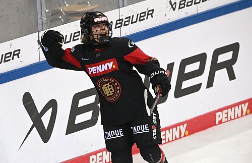 Luisa Welcke machte mit ihrem 2:1 den Olympia-Traum der deutschen Eishockey-Frauen wahr. - © Carmen Jaspersen/dpa