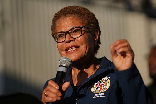 Die Bürgermeisterin von LA, Karen Bass, hat eine nächtliche Ausgangssperre verhängt. (Archivbild) - © Eric Thayer/AP/dpa