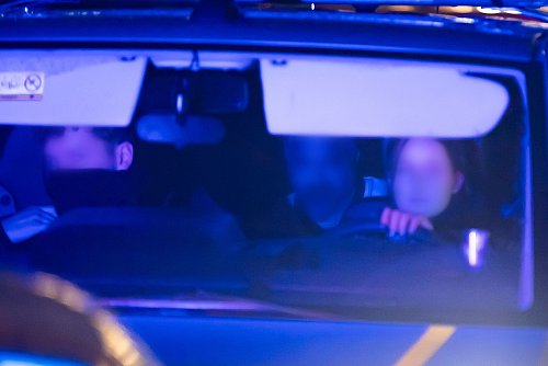 Der Täter (Mitte) ist inzwischen in U-Haft. - © Christoph Soeder/dpa