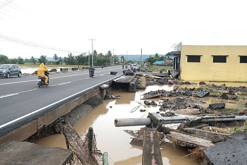 Die Verwüstungen durch «Trami» auf der Hauptinsel Luzon sind groß. - © John Michael Magdasoc/AP