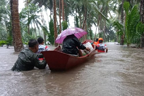 Rettung gab es gebietsweise nur noch mit Booten. - © Philippine Army/XinHua/dpa
