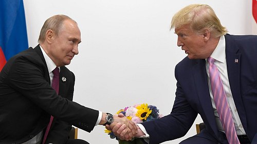 US-Präsident Donald Trump würde Russlands Präsident Wladimir Putin gerne wieder bei mehr Gipfeln sehen. (Archivbild) - © Susan Walsh/AP/dpa