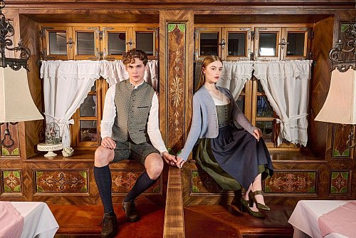 Stilvoll auf die Wiesn: Von Salbei, Tannengrün bis hin zu elegantem Schwarz - das sind die Trendfarben in diesem Jahr, wie bei diesen Looks von Stapf und Felicitas & Hans zu sehen. - © Stapf/Felicitas & Hans/dpa-tmn