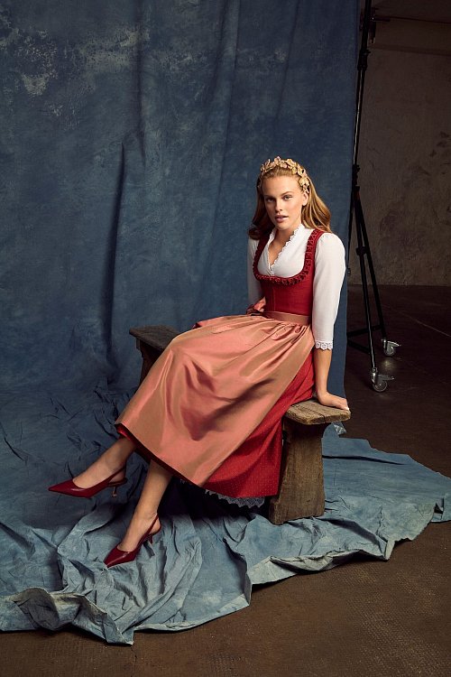 Gedeckte Farben wie bei diesem Dirndl von Susanne Spatt sind dieses Jahr im Trend. Und wer die Haare offen tragen will, kann mit einem Haarreif ein Highlight setzen. - © Susanne Spatt gesehen bei Lodenfrey.com/dpa-tmn
