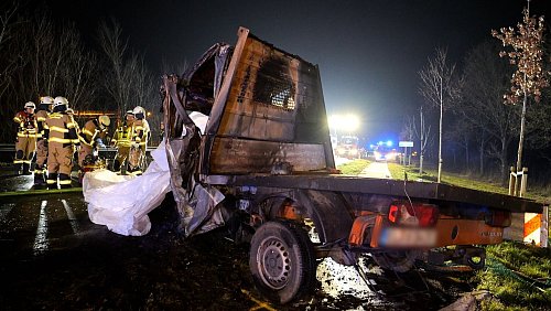 Ein Lkw-Fahrer und alle vier Insassen eines Handwerkerfahrzeugs verunglückten tödlich. - © Jörn Hüneke/dpa