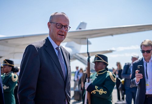 Bundeskanzler Friedrich Merz und andere Europäer betreiben am Randes des G20-Gipfels in Johannesburg Krisenmanagement. - © Michael Kappeler/dpa