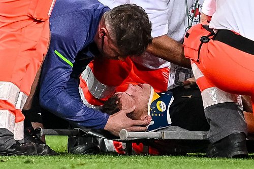 Augsburgs Robin Fellhauer verletzte sich am Ende des Spiels gegen Bayern am Kopf. - © Harry Langer/dpa