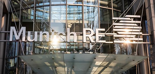 Die Munich Re erwartet demnach in den kommenden Monaten weiter positive Geschäftsmöglichkeiten, die Ziele für 2025 seien unverändert gültig. - © Peter Kneffel/dpa