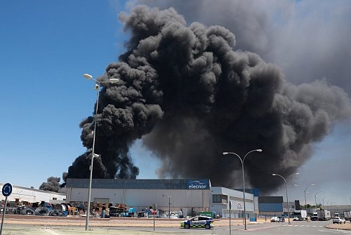 Die Verwaltung der südspanischen Stadt Alcalá de Guadaíra bei Sevilla rief die Bewohner auf, sich wegen eins Brandes in einer Lagerhalle mit Chemikalien möglichst nicht im Freien aufzuhalten. - © Rocio Ruz/Europa Press/AP/dpa