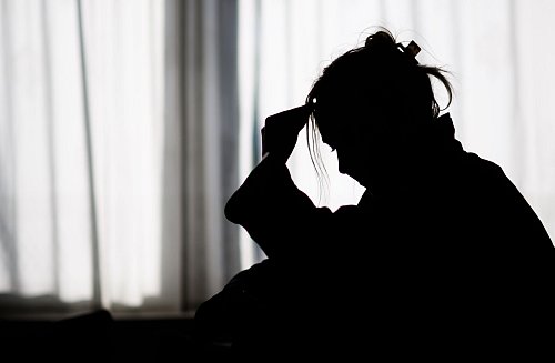 Folgen der psychischen Gewalt im Sport können Depressionen oder Essstörungen sein. (Symbolbild) - © Julian Stratenschulte/dpa