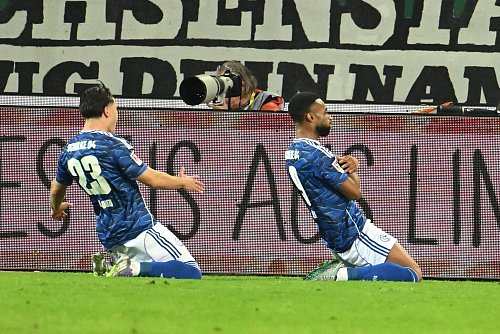 Jubelt nach seinem zweiten Streich: Moussa Sylla (r) von Schalke 04. - © Swen Pförtner/dpa