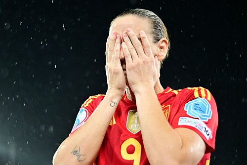 Mag nicht hinsehen: Torhüterin Ann-Katrin Berger, die nach Schlusspfiff das Trikot ihrer Vereinskollegin Esther González überzog. - © Sebastian Christoph Gollnow/dpa