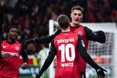 Leverkusens offensiver Doppeltrumpf: Florian Wirtz Nr. 10) und Patrik Schick (r), hier beim Torjubel am Wochenende in Berlin. - © Marius Becker/dpa