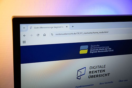 Für mehr Übersicht über die Einnahmen im Alter: die digitale Rentenübersicht. - © Christin Klose/dpa-tmn