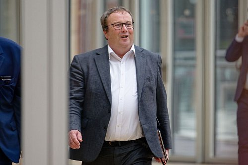 Sieht im Start der Sanierungsarbeiten ein wichtiges Signal für die Region: Verkehrsminister Oliver Krischer. (Archivbild) - © Henning Kaiser/dpa