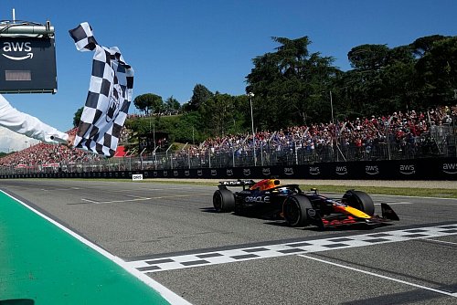 In Imola war Max Verstappen in seinem Red Bull nicht zu schlagen. - © Luca Bruno/Pool AP/AP/dpa