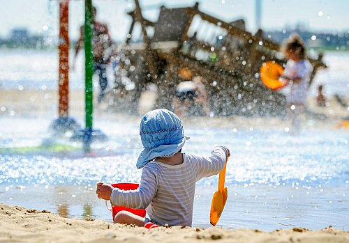 Stoff schützt besser. UV-Kleidung mit Schutzfaktor 30 oder mehr ist für Kinderhaut besonders wichtig. - © Ingo Wagner/dpa/dpa-tmn