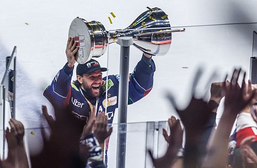 Machtdemonstration im Finale: Berlins Zach Boychuk jubelt mit den Fans. - © Andreas Gora/dpa