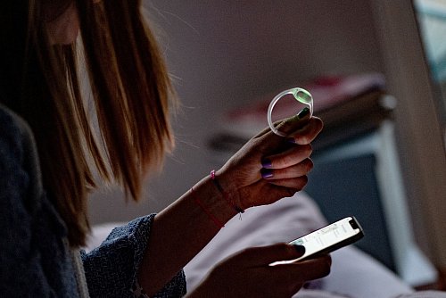 Grünes Licht: Leuchtet der Sensor, können die Zyklus-Daten in die App übertragen werden. - © Zacharie Scheurer/dpa-tmn