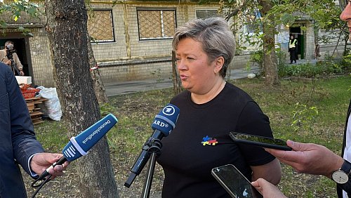 Die Wohnung einer Mitarbeiterin der deutschen Botschaft in Kiew wurde bei den Raketenangriff am 17. Juni durch die Druckwelle beschädigt. - © Jörg Blank/dpa