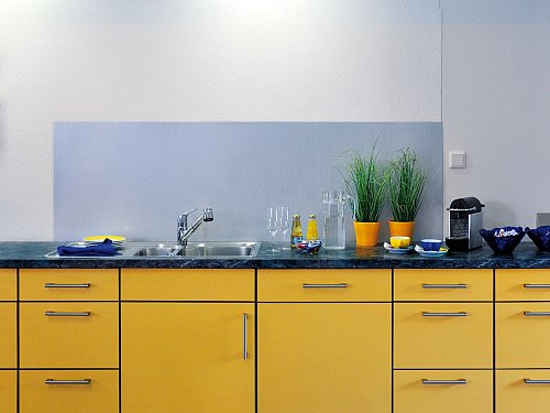 Die Rückwand einfach umgestaltet - zum Beispiel mit einer selbstklebenden Designplatte. - © alfer aluminium/DIY Academy/dpa-tmn