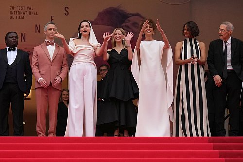 Die Jury auf dem Teppich, rechts Halle Berry. - © Natacha Pisarenko/Invision/AP/dpa