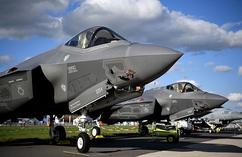 Der US-Konzern Lockheed Martin, der unter anderem die F-35-Kampfjets herstellt, bleibt das größte Rüstungsunternehmen der Erde. (Archivbild) - © Britta Pedersen/dpa-Zentralbild/dpa