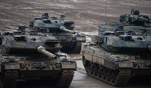 Rüstungsgüter wie diese Leopard- und Puma-Panzer der Bundeswehr stehen derzeit hoch im Kurs. (Archivbild) - © Philipp Schulze/dpa