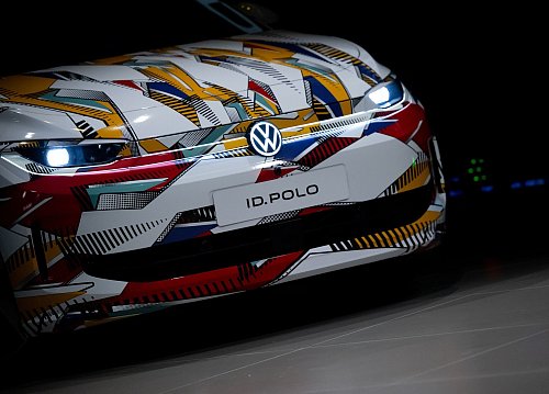 Auf der IAA steht das Auto noch mit bunter Tarnfolie. - © Sven Hoppe/dpa