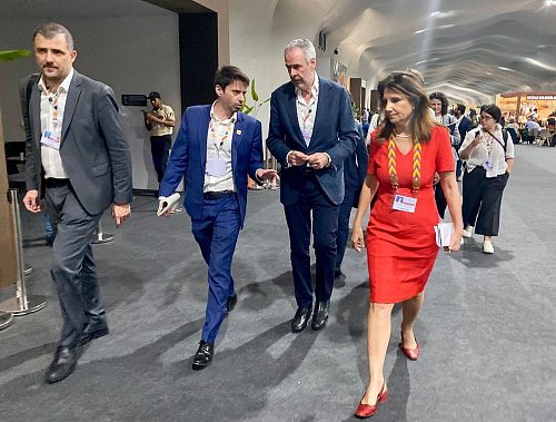 Der COP-Präsident Correa do Lago eilte von Meeting zu Meeting. - © Torsten Holz/-/dpa