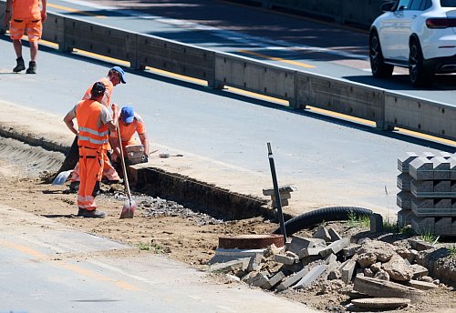 Dachdecker und Arbeiter auf Autobahn-Baustellen starteten besonders früh und machten dafür in der größten Mittagshitze Feierabend. - © Bernd Thissen/dpa