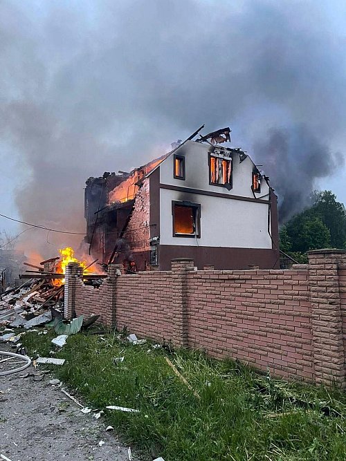 Von Samstag bis Montag gab es die heftigsten Drohnenangriffe auf die Ukraine seit Beginn des Kriegs. - © Uncredited/Ukrainian Emergency Service/AP/dpa