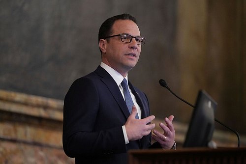 Der demokratische Gouverneur von Pennsylvania wurde kurz als möglicher Vize von Kamala Harris gehandelt. (Archivbild) - © Matt Rourke/AP/dpa