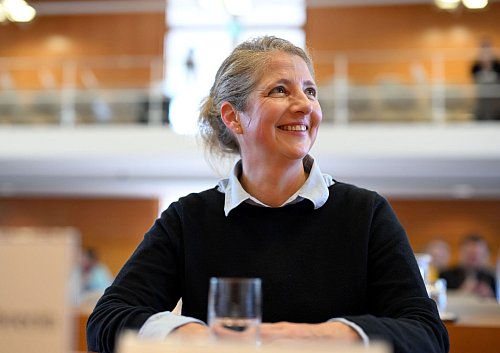 Stephanie Dilba ist nach dem Urteil erleichtert. Ihre Verfassungsbeschwerde hatte Erfolg. - © Uli Deck/dpa