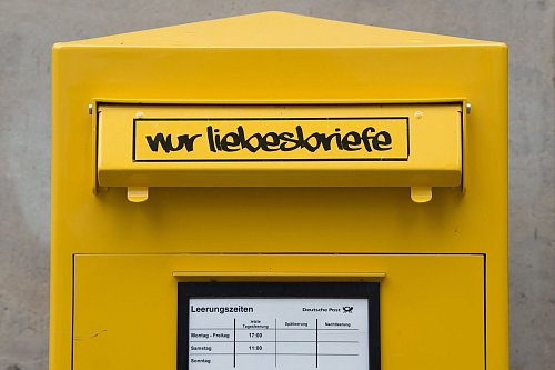 Auch für Verfasser von Liebesbriefen wird es vermutlich teurer. - © Sebastian Kahnert/dpa-Zentralbild/dpa