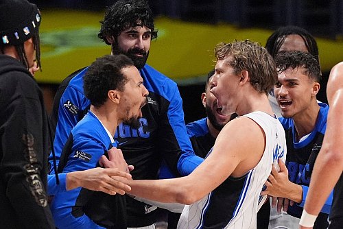 Moritz Wagner (M) feiert mit den Orlando Magic den überraschenden Sieg bei den Los Angeles Lakers. - © Mark J. Terrill/AP/dpa