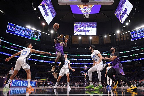 LeBron James (M) erzielte 31 Punkte, schwächelte in der Schlussminute wie Anthony Davis aber von der Freiwurflinie. - © Mark J. Terrill/AP/dpa