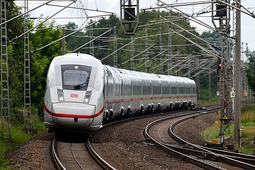 In diesem Jahr soll die Strecke Hamburg-Berlin saniert werden. (Archivbild) - © Soeren Stache/dpa
